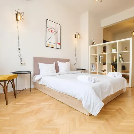 Bright 1-bedroom In The Heart Of The