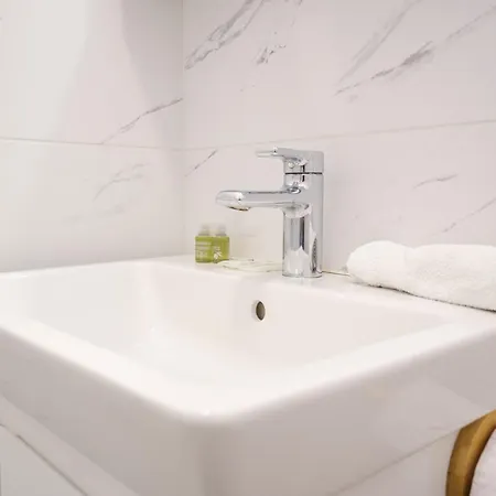 Bright 1-bedroom In The Heart Of The *
